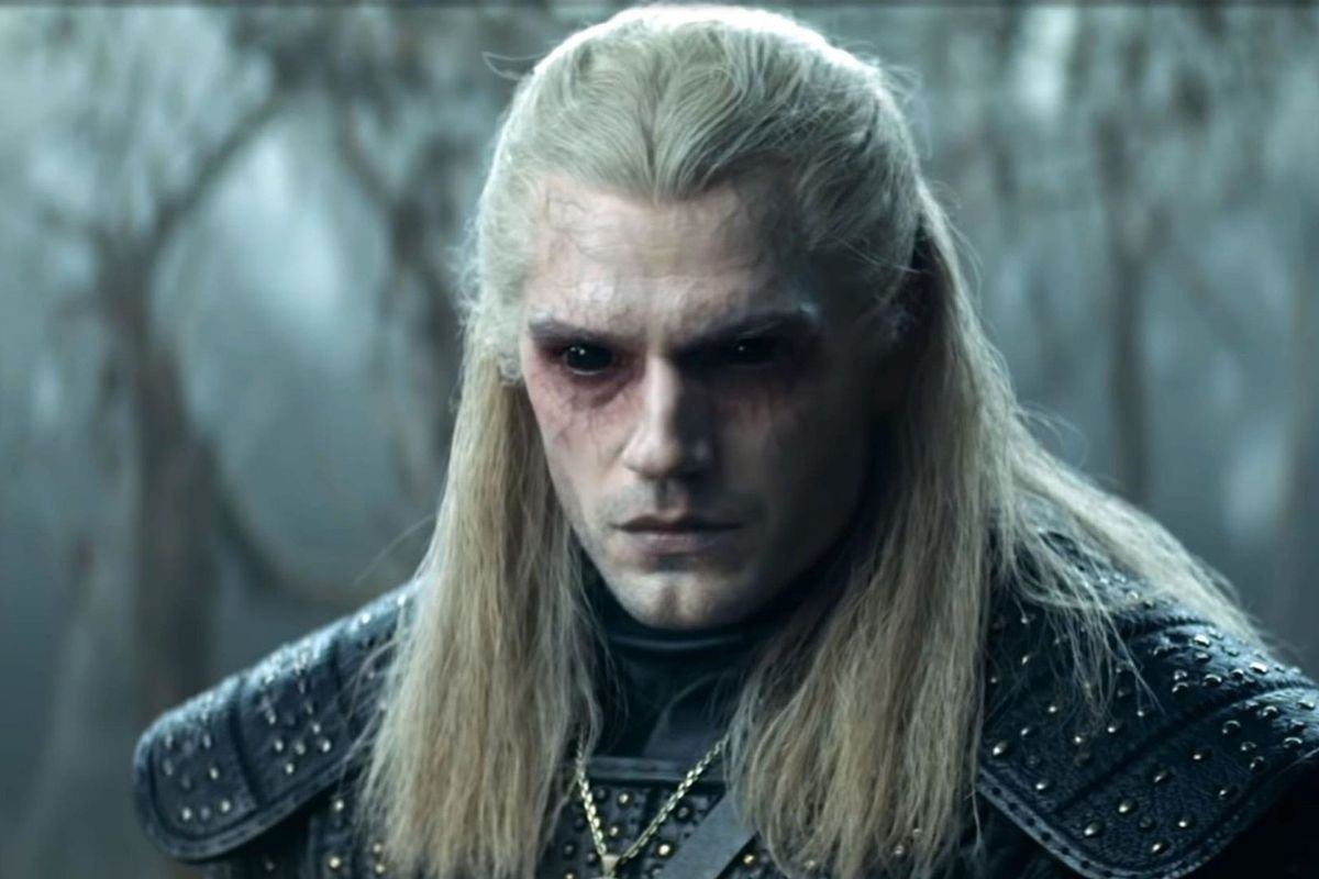 henry cavill gets black eyes as powered up geralt on the witcher