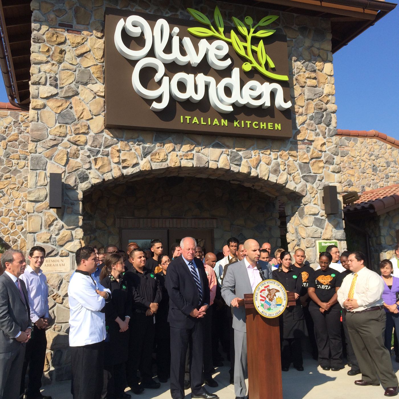 Chicago S First Olive Garden Opens And Reveals Garlic Schism In Governor S Race Eater Chicago