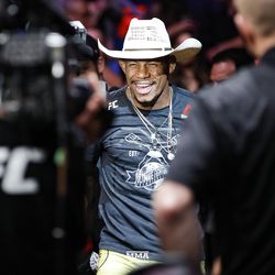 Alex Oliveira gets ready for his UFC 231 fight.