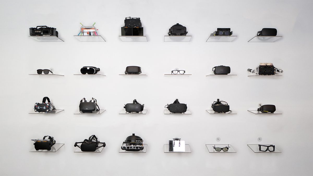 Una pared de diseños de prototipos de Meta Reality Labs