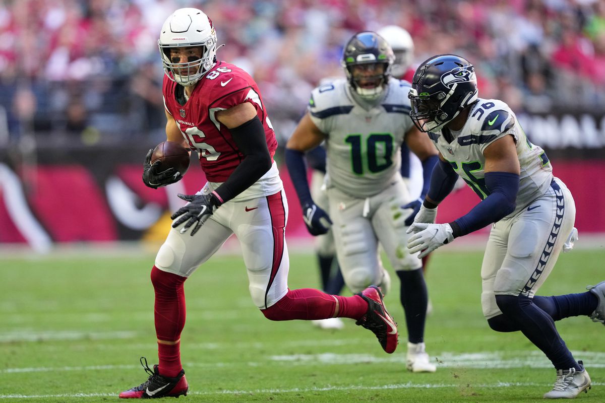 Arizona Cardinals tight end Zach Ertz (86) runs after making a catch against the Seattle Seahawks during the first half at State Farm Stadium.&nbsp;