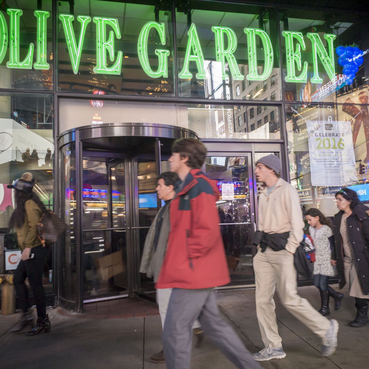 Redditors Reveal Why They Go To The Times Square Olive Garden Eater