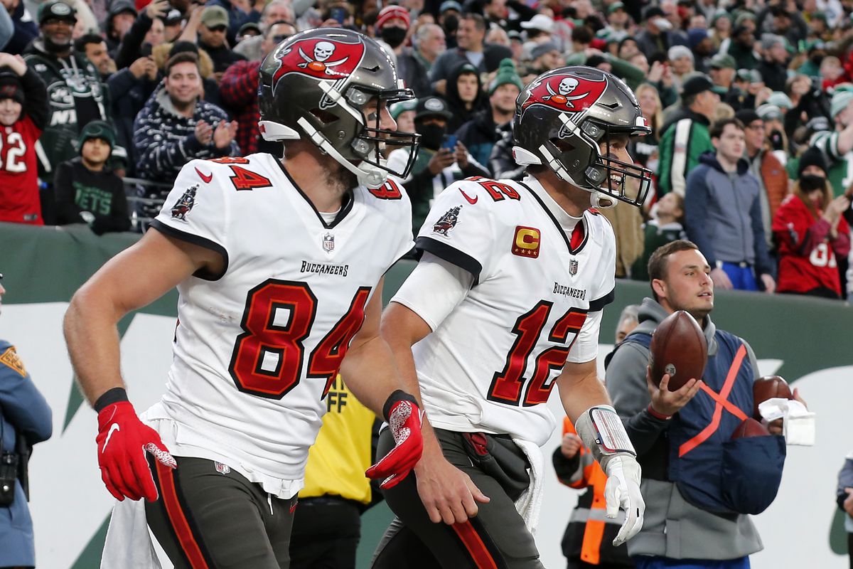 Tom Brady #12 and Cameron Brate #84 of the Tampa Bay Buccaneers react late in the fourth quarter after taking the lead against the New York Jets at MetLife Stadium on January 02, 2022 in East Rutherford, New Jersey. The Buccaneers defeated the Jets 28-24.