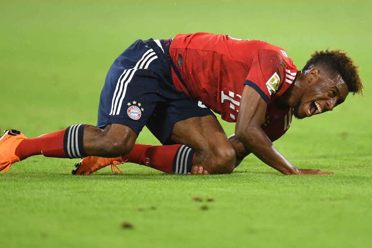 Bayern Munich's French forward Kingsley Coman holds his knee during the German first division Bundesliga football match FC Bayern Munich v TSG 1899 Hoffenheim at the Allianz Arena in Munich, southern Germany on August 24, 2018. (Photo by Christof STACHE / AFP) / RESTRICTIONS: DFL REGULATIONS PROHIBIT ANY USE OF PHOTOGRAPHS AS IMAGE SEQUENCES AND/OR QUASI-VIDEO