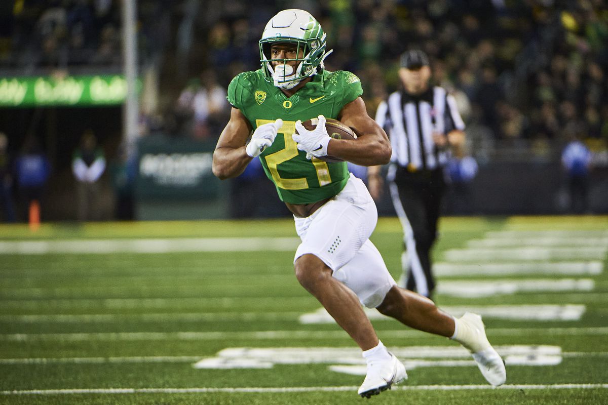 Oregon Ducks running back Byron Cardwell runs the ball for a touchdown during the second half against the Washington State Cougars at Autzen Stadium.