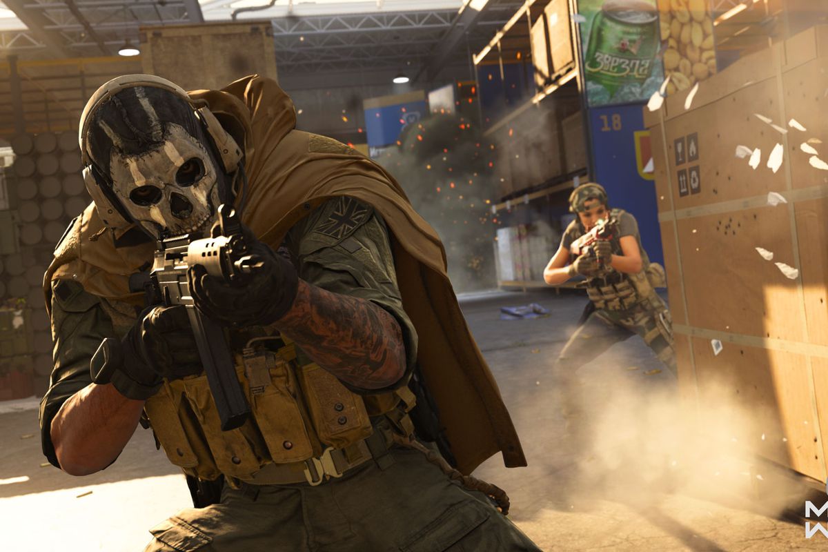 A fighter in a stylized skull mask takes aim in Call of Duty Warzone