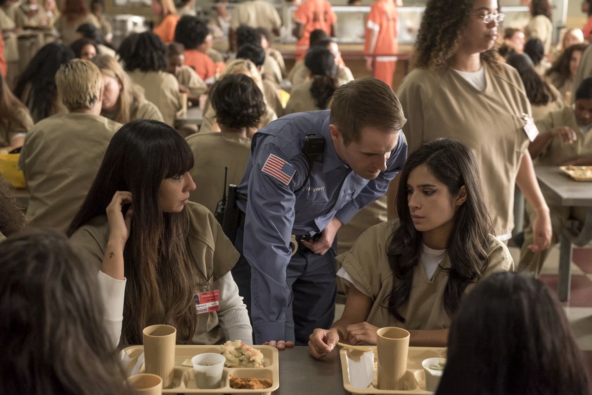 Flaca and Maritza try to stay on a terrifying new guardâ€™s good side. 