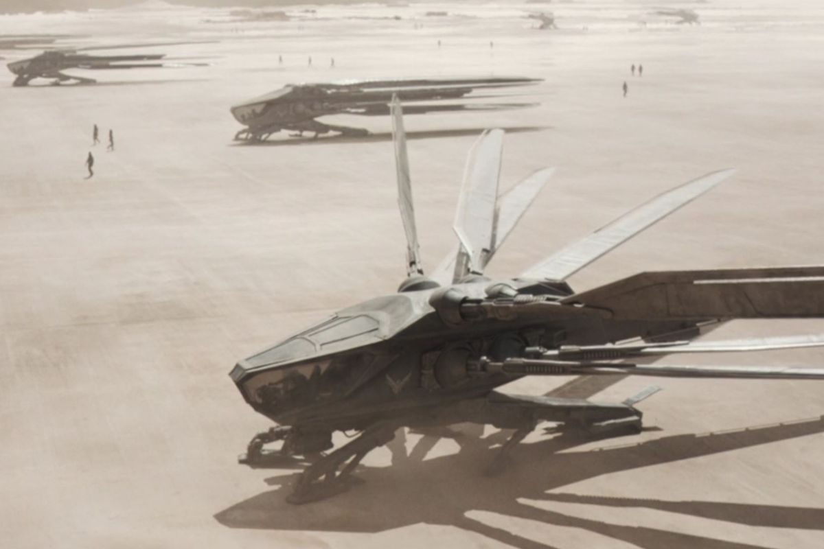 A thopter spools up on the Atreides flight line in Dune.