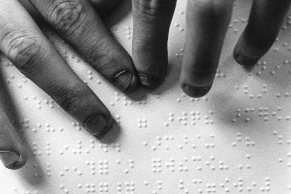 Non-voyant lisant en braille