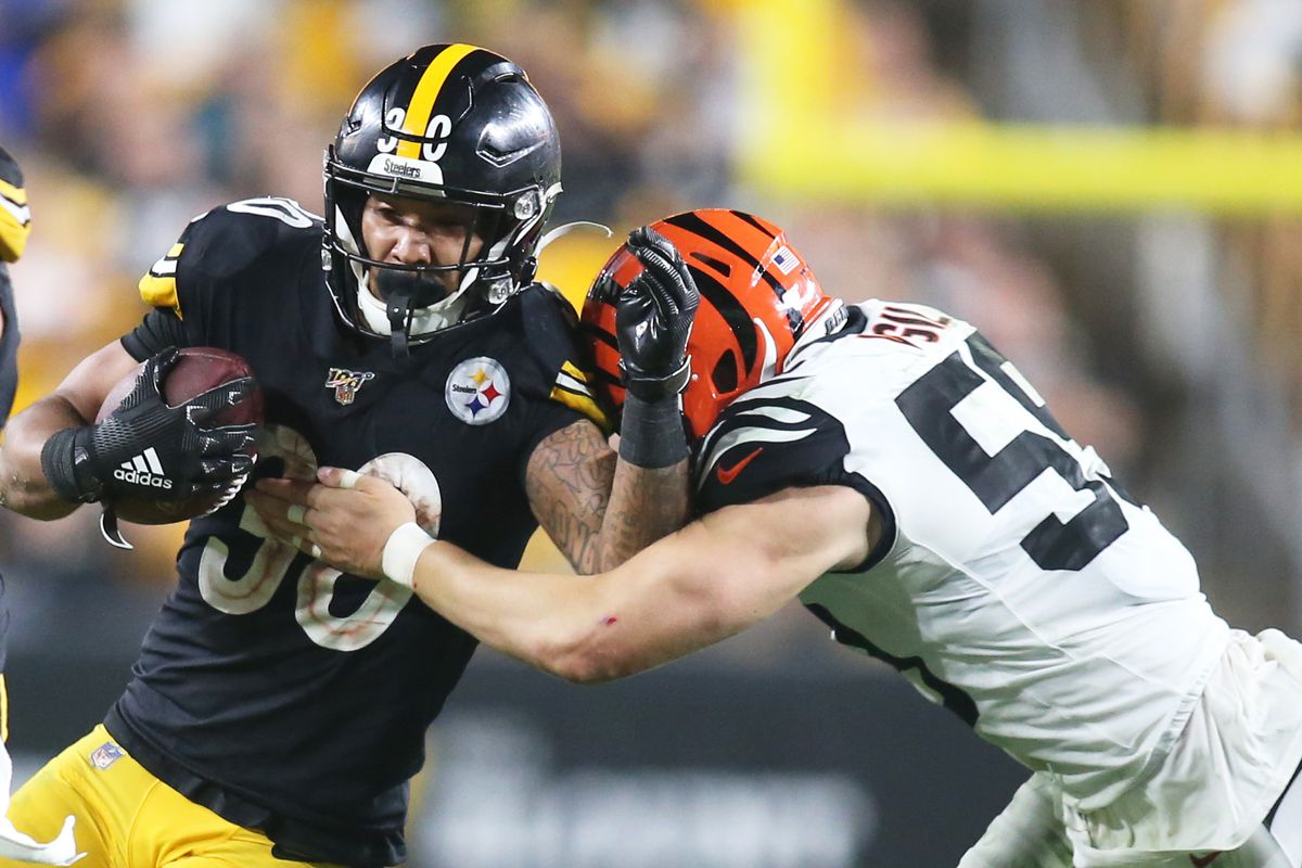 Pittsburgh Steelers running back James Conner carries the ball against Cincinnati Bengals outside linebacker Nick Vigil during the fourth quarter at Heinz Field.