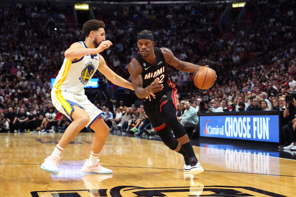 Jimmy Butler #22 of the Miami Heat drives to the basket during the game against the Golden State Warriors on November 1, 2022 at FTX Arena in Miami, Florida.&nbsp;