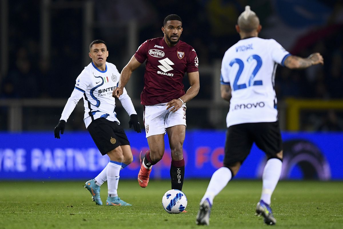 Gleison Bremer (C) of Torino FC is challenged by Alexis...