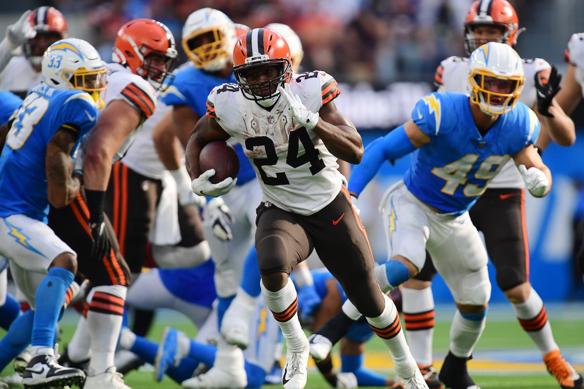 Cleveland Browns running back Nick Chubb (24) runs the ball against the Los Angeles Chargers during the second half at SoFi Stadium.