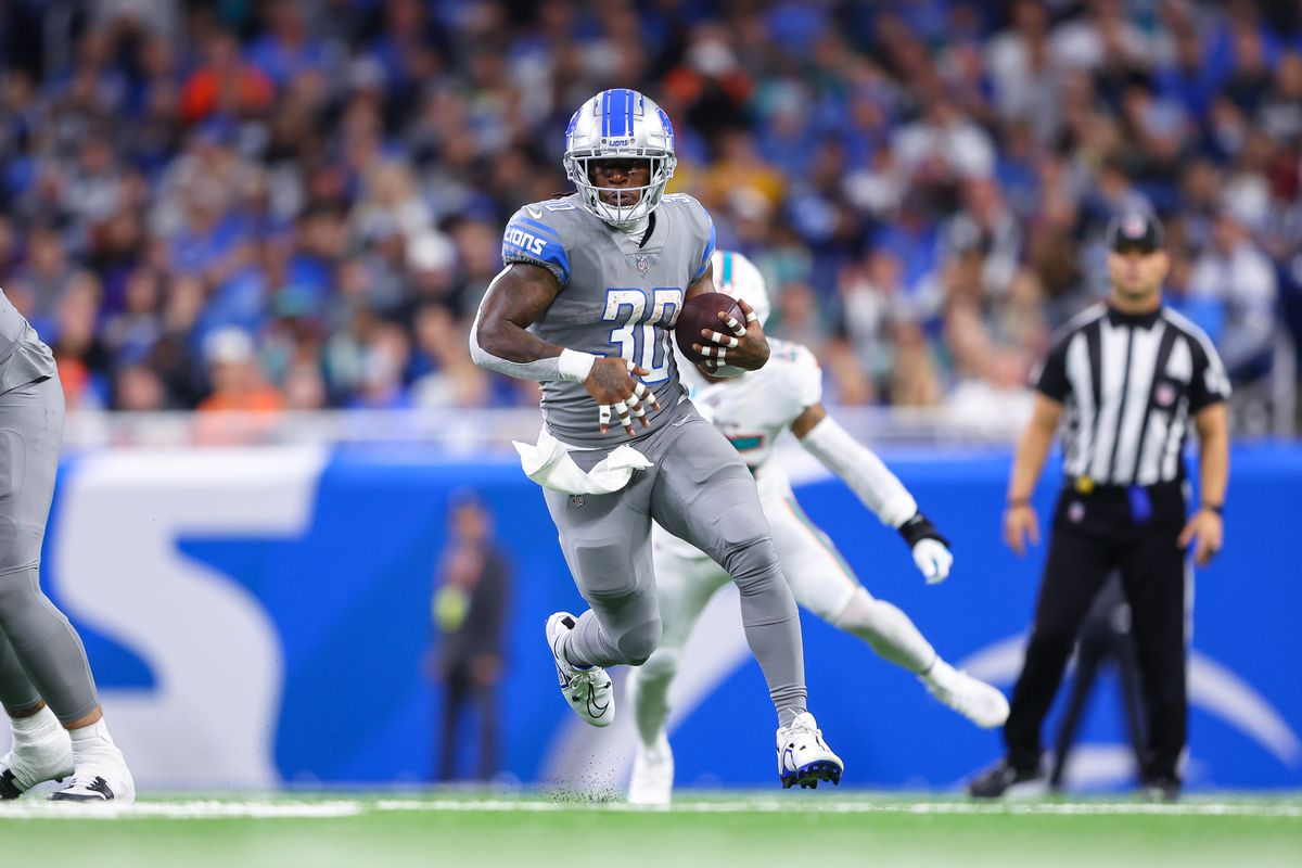 DETROIT, MICHIGAN - OCTOBER 30: Jamaal Williams #30 of the Detroit Lions runs for a first down against the Miami Dolphins during the second quarter at Ford Field on October 30, 2022 in Detroit, Michigan.