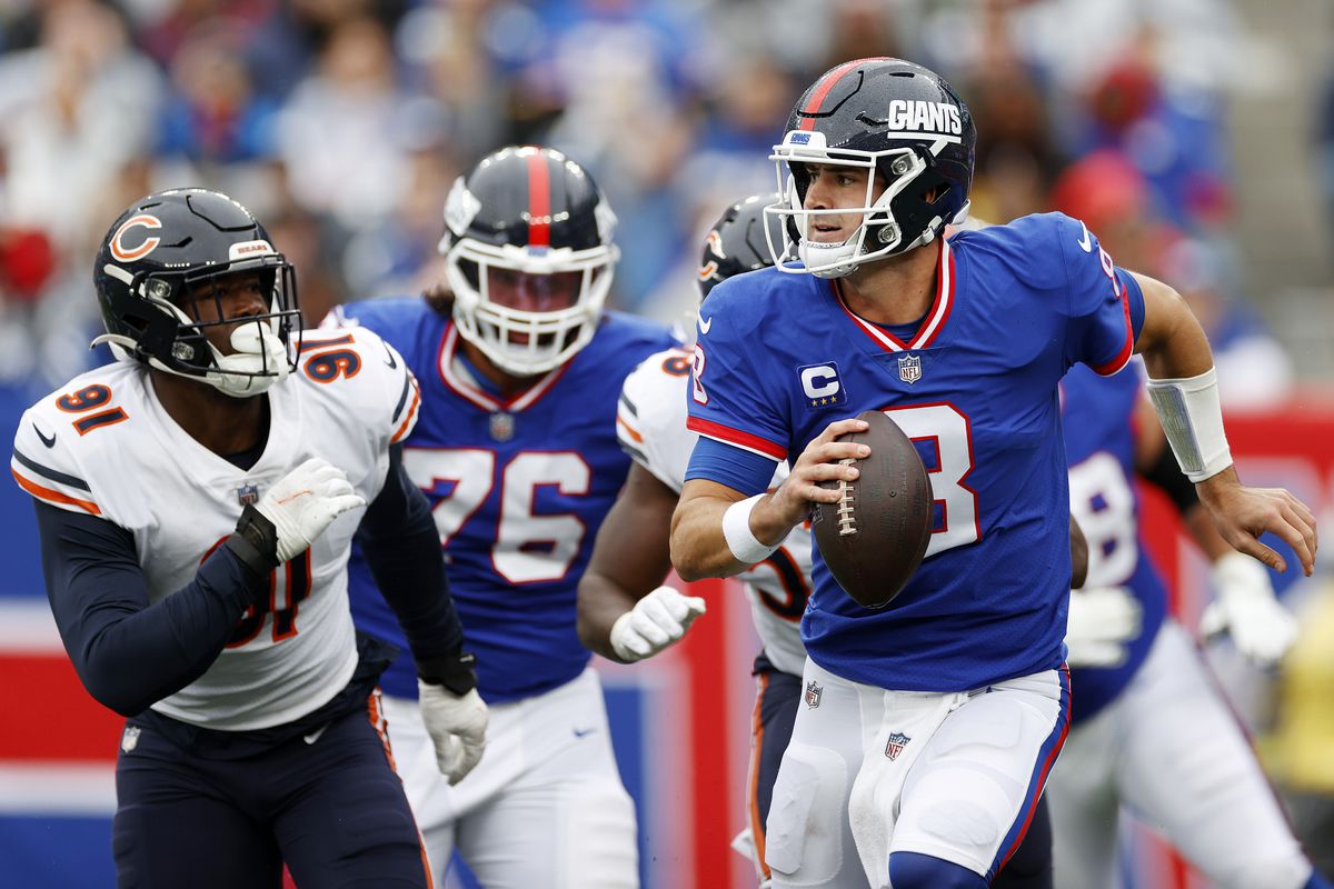 Daniel Jones #8 of the New York Giants runs with the ball during the third quarter against the Chicago Bears at MetLife Stadium on October 02, 2022 in East Rutherford, New Jersey.