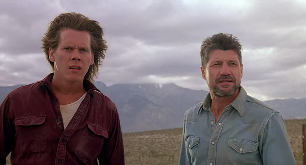 Val (Kevin Bacon) and Earl (Fred Ward) stare off into the distance