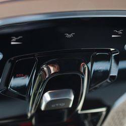 <em>Lynk & Co 01: control for panoramic sunroof and more.</em>