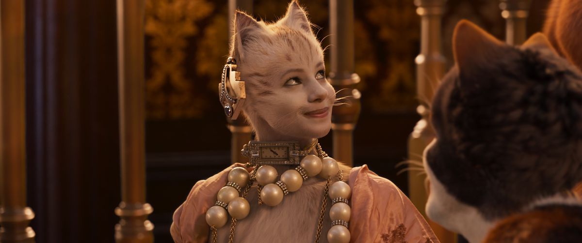 Victoria (Francesca Hayward), a white cat, wearing a string of pearls in Cats (2019)