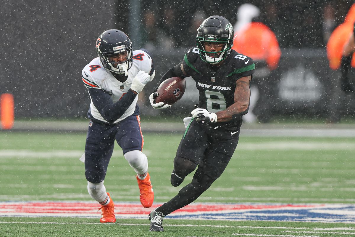 New York Jets wide receiver Elijah Moore (8) gains yards after the catch as Chicago Bears safety Eddie Jackson (4) pursues during the first half at MetLife Stadium.&nbsp;