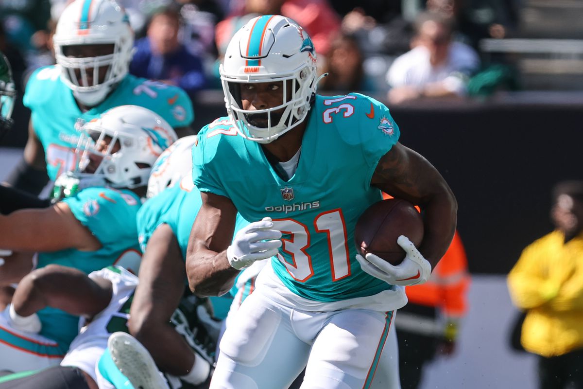 Miami Dolphins running back Raheem Mostert (31) runs with the ball against the New York Jets during the first half at MetLife Stadium.
