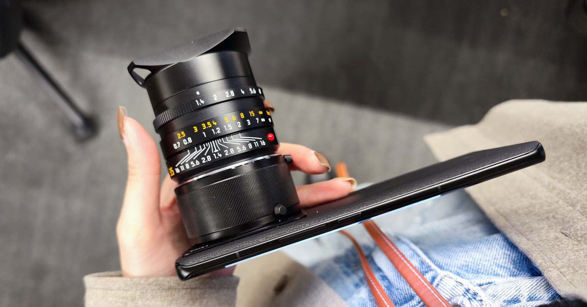 Xiaomi concept clips a full-size Leica lens onto a smartphone