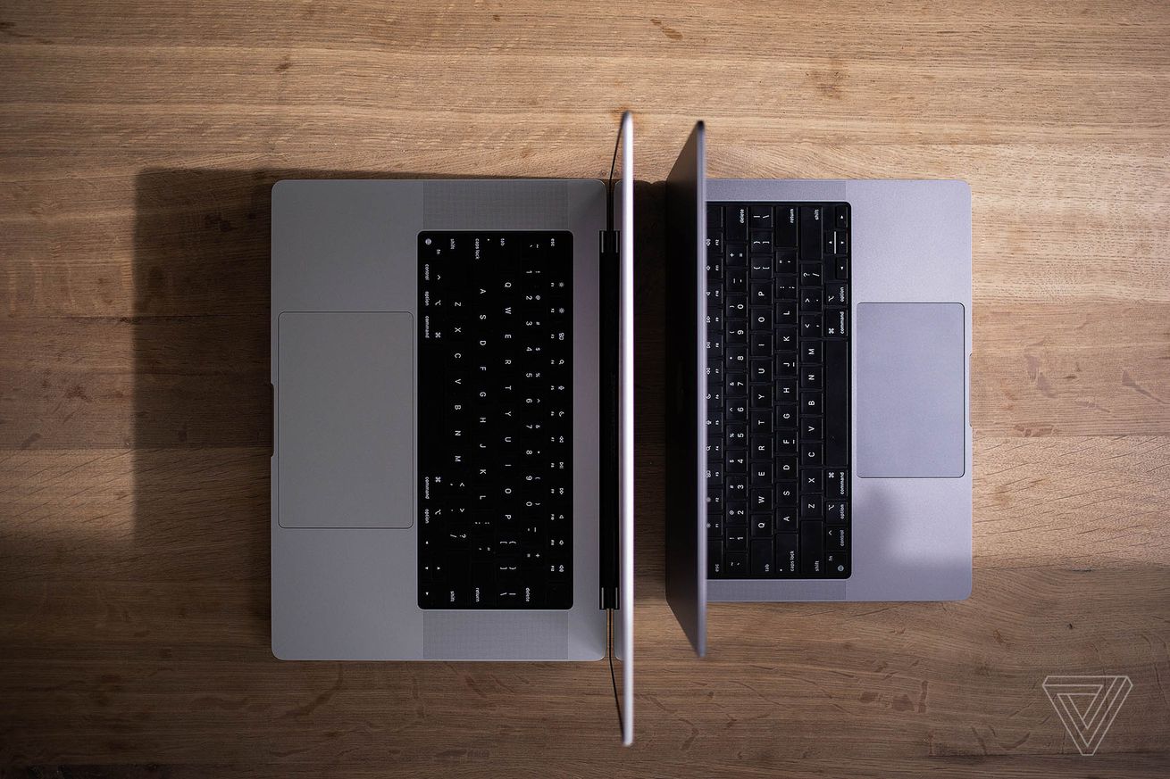 O MacBook Pro 16 e o ​​MacBook Pro 14 costas com costas, abertos, vistos de cima.