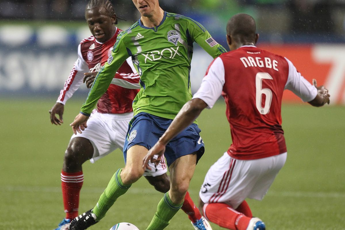SEATTLE - MAY 14:  Alvaro Fernandez #15 of the Seattle Sounders FC dribbles against Diego Chara #21 and Darlington Nagbe #6 of the Portland Timbers at Qwest Field on May 14, 2011 in Seattle, Washington. (Photo by Otto Greule Jr/Getty Images)