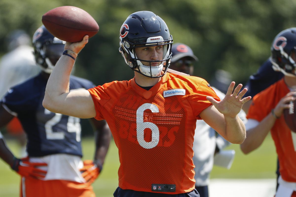 Jay Cutler throws a ball in veteran's mini-camp. It's not news but at least it's an actual Chicago Bear doing something in 2016