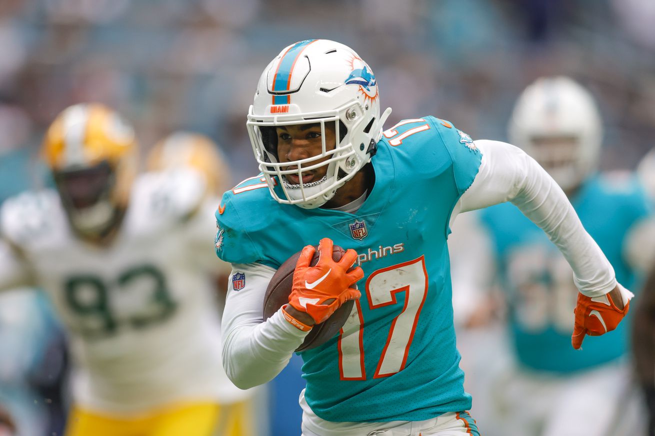 Jaylen Waddle is the first Dolphins player to lead the league in yards per reception in over 20 years