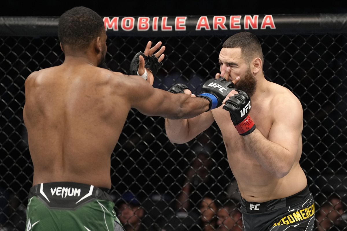 Kennedy Nzechukwu pokes Nicolae Negumereanu in the eye during their UFC 272 bout.