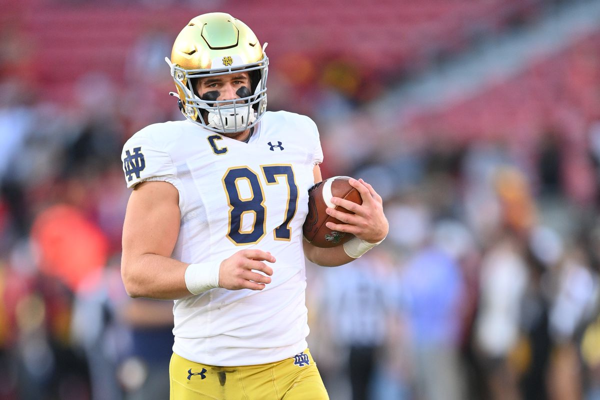 LOS ANGELES, CA - NOVEMBER 26: Notre Dame Fighting Irish tight end Michael Mayer (87) warms up before a game between the Notre Dame Fighting Irish and the USC Trojans on November 26, 2022, at Los Angeles Memorial Coliseum in Los Angeles, CA.
