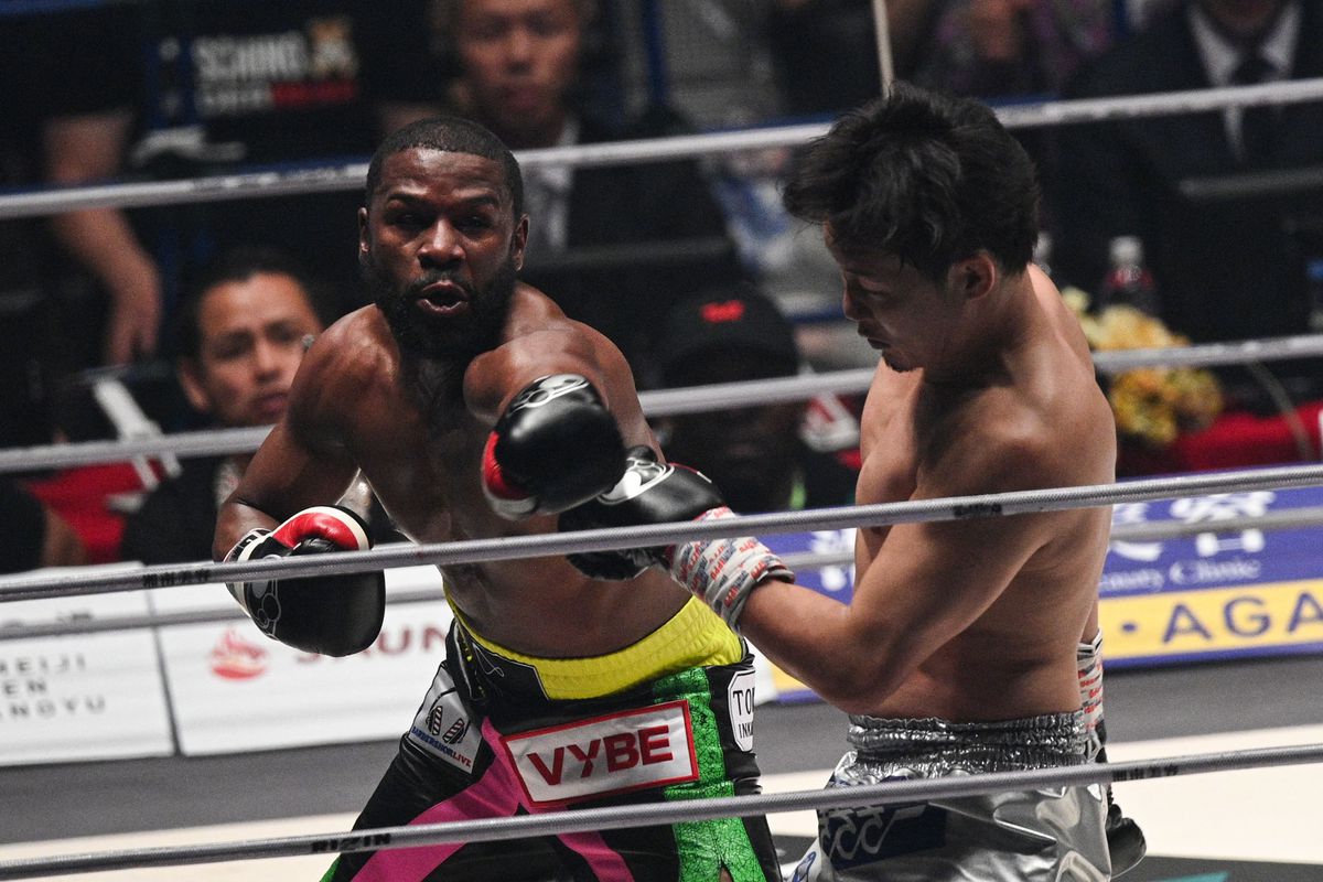 Floyd Mayweather stopped Mikuru Asakura in their boxing exhibition at Super RIZIN