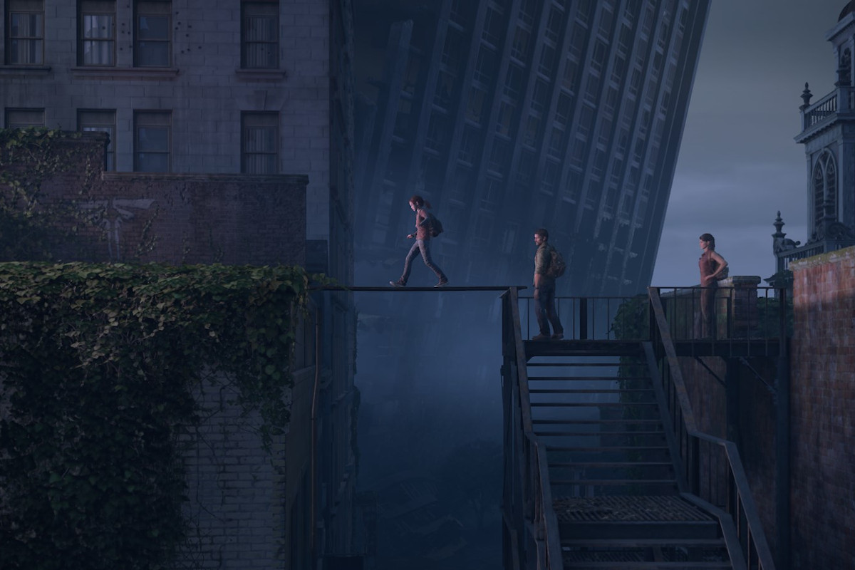 Ellie walking across the plank during the “Museum” section of “The Outskirts” chapter in The Last of Us Part 1