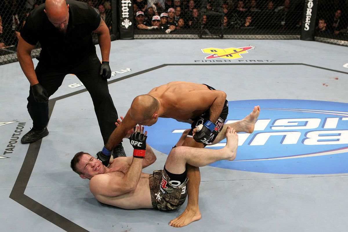 via <a href="http://coolmmaphotos.com/wp-content/uploads/2010/11/UFC-123-BJ-Penn-vs.-Matt-Hughes-3.jpg">coolmmaphotos.com</a>