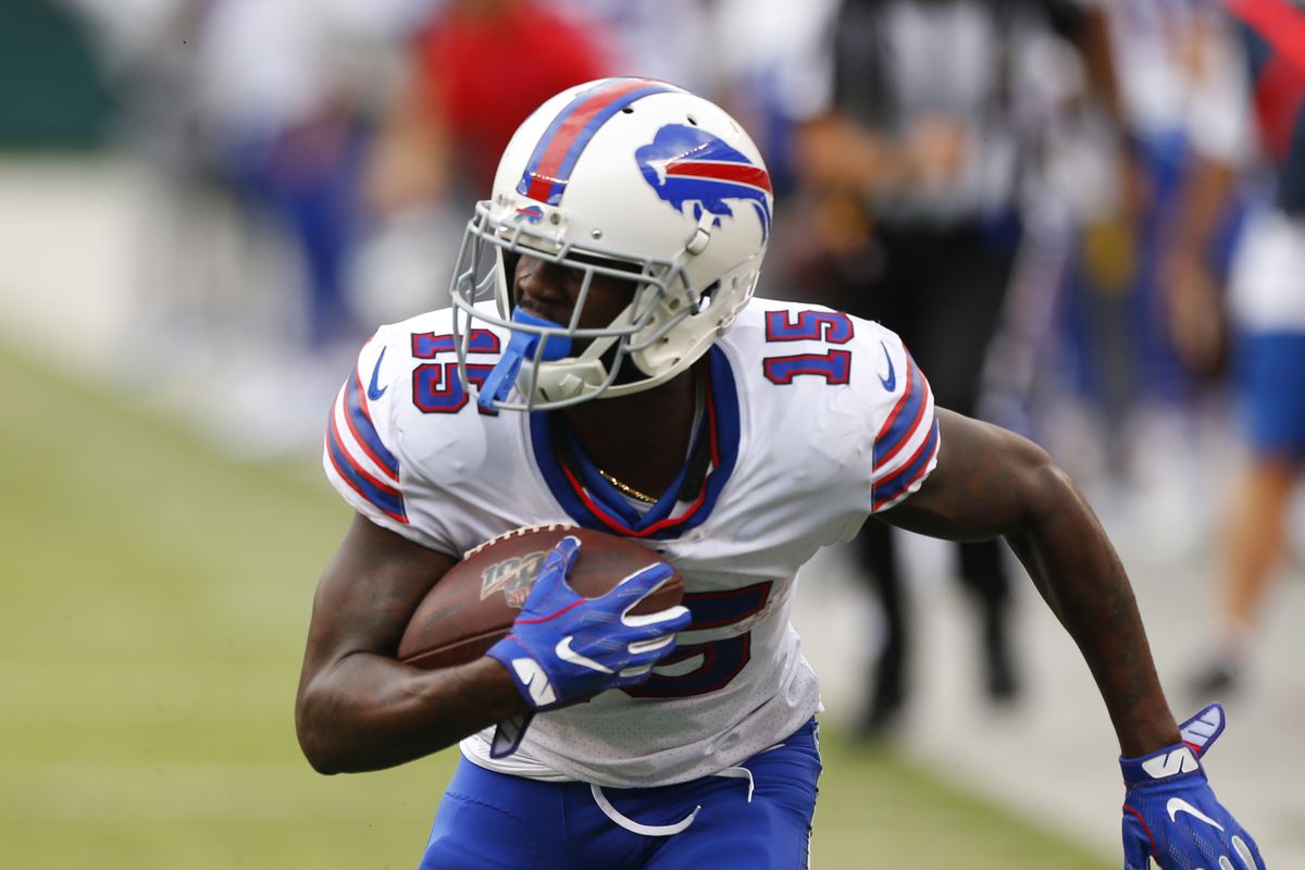 Buffalo Bills wide receiver John Brown runs for a touchdown after a catch against New York Jets cornerback Darryl Roberts during the second half at MetLife Stadium.