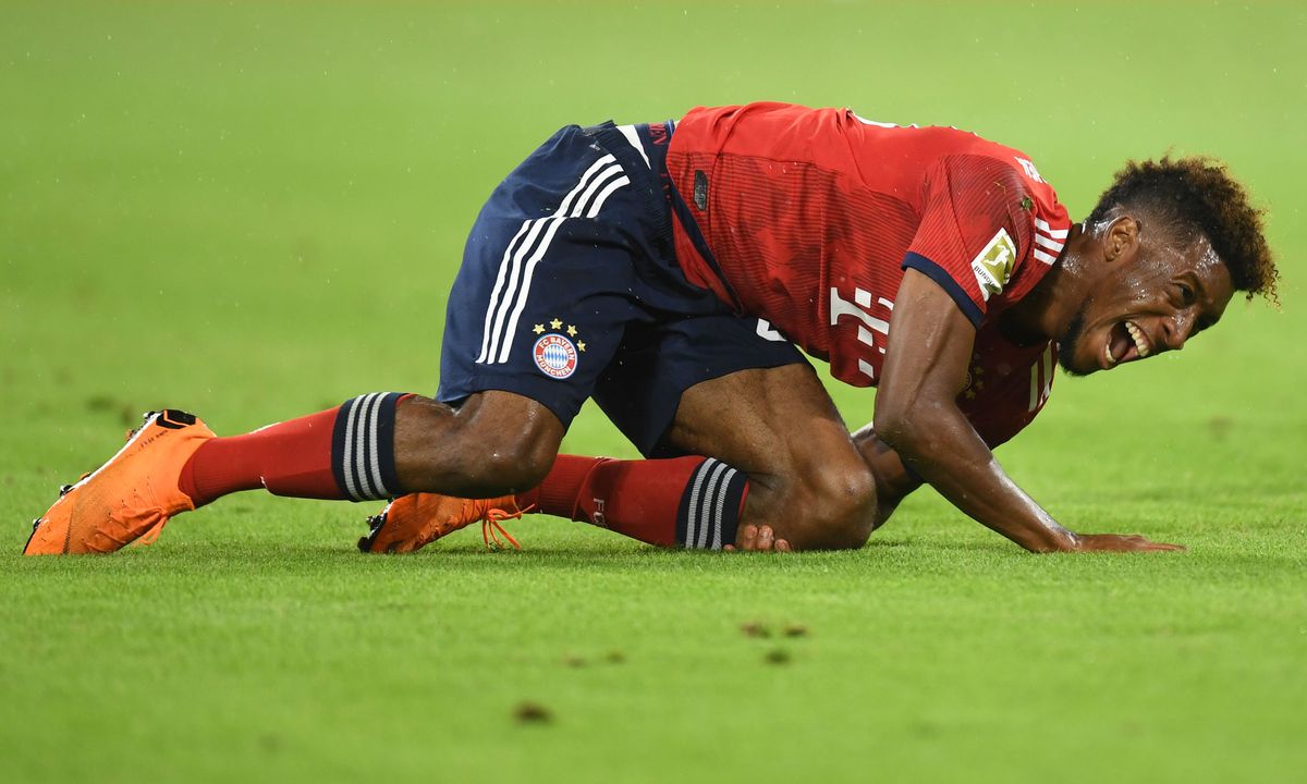 Bayern Munich's French forward Kingsley Coman holds his knee during the German first division Bundesliga football match FC Bayern Munich v TSG 1899 Hoffenheim at the Allianz Arena in Munich, southern Germany on August 24, 2018. (Photo by Christof STACHE / AFP) / RESTRICTIONS: DFL REGULATIONS PROHIBIT ANY USE OF PHOTOGRAPHS AS IMAGE SEQUENCES AND/OR QUASI-VIDEO