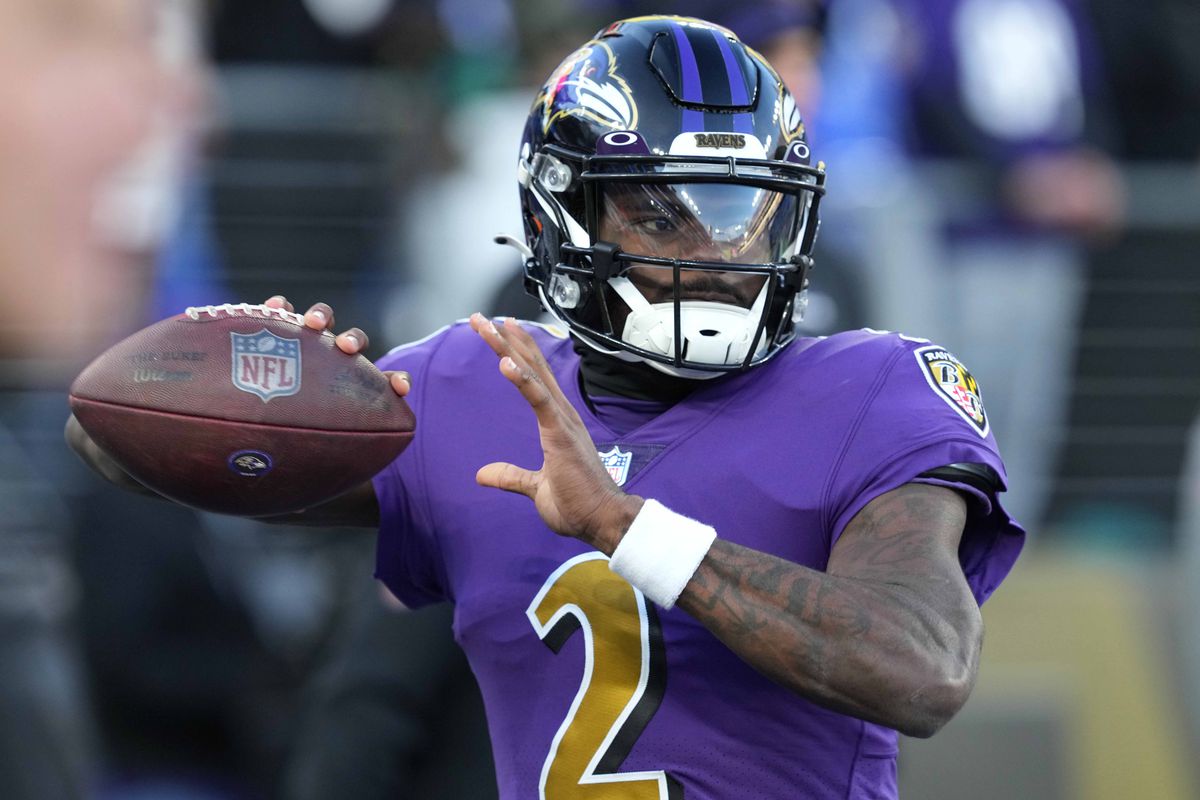 Baltimore Ravens quarterback Tyler Huntley (2) warms up prior to the game against the Green Bay Packers at M&amp;amp;T Bank Stadium.