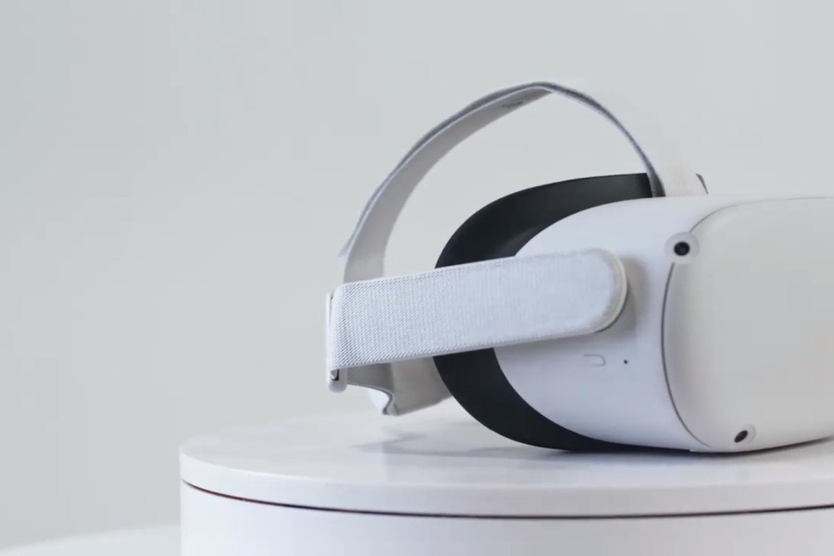 product image showing a white Oculus Quest 2 headset on a pedestal against a white background