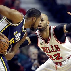 Chicago Bulls forward Taj Gibson, right, guards Utah Jazz forward Derrick Favors during the first half of an NBA basketball game Saturday, March 19, 2016, in Chicago. (AP Photo/Nam Y. Huh)