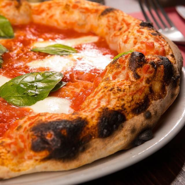 A close-up on the crust and toppings of a margherita pizza