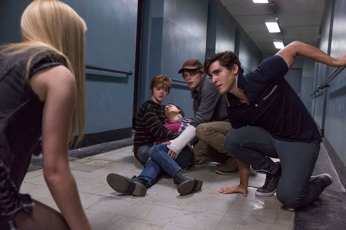 The New Mutants - mutants in a hallway