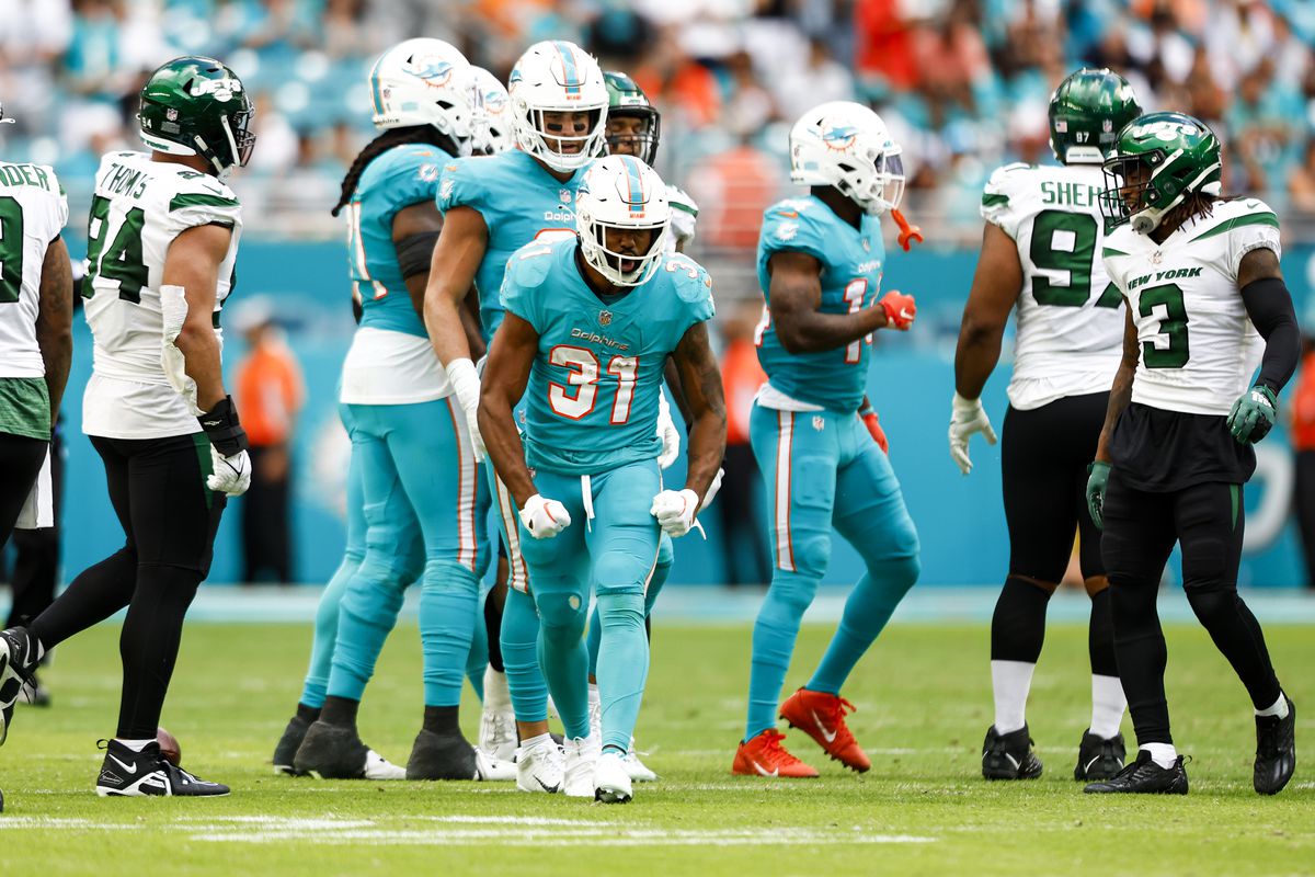 Should Raheem Mostert return as Miami's starting running back after an  impressive 2022 season? - The Phinsider
