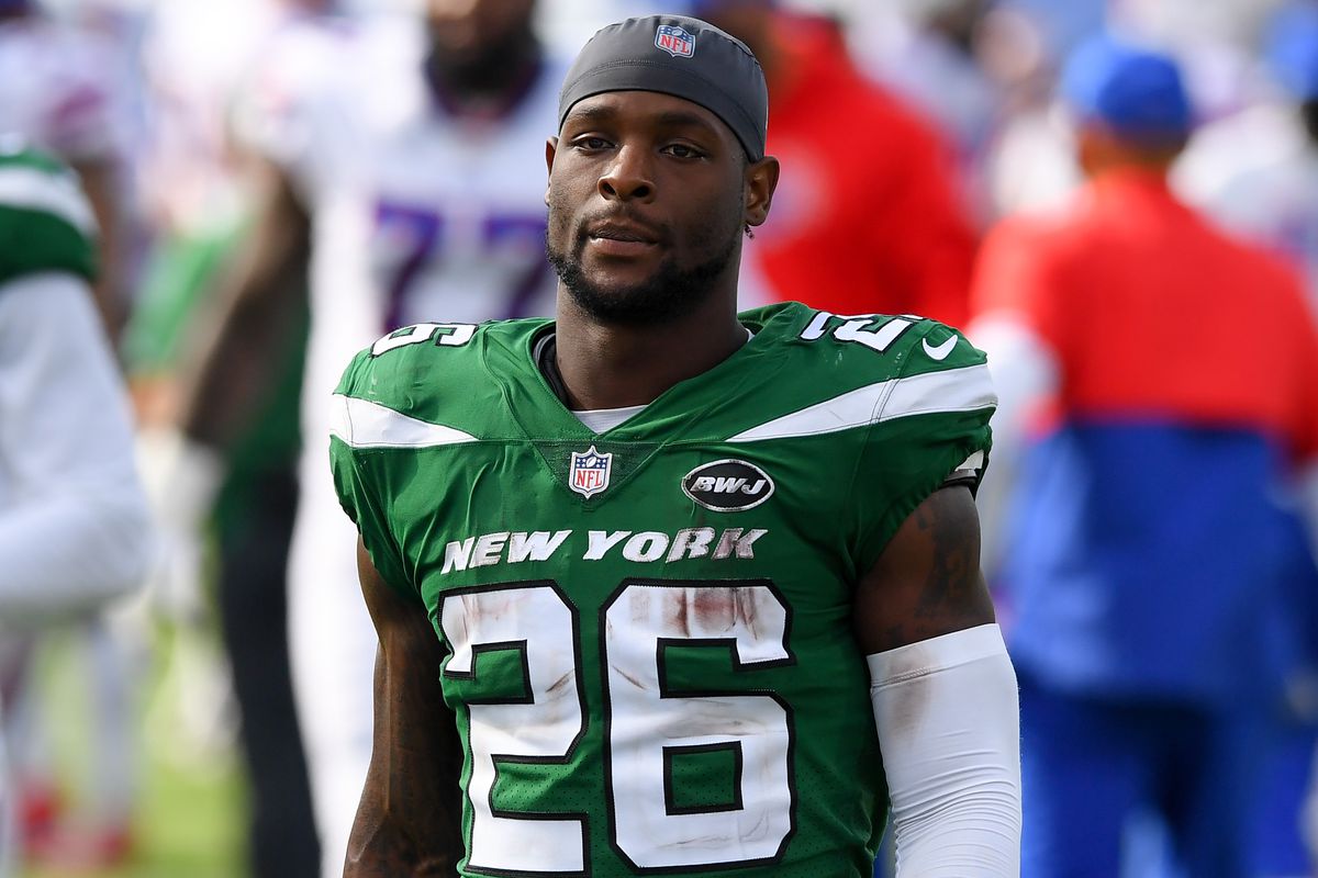 &nbsp;New York Jets running back Le’Veon Bell (26) walks off the field following the game against the Buffalo Bills at Bills Stadium.