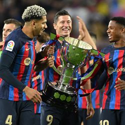 Araujo, Ansu and Lewy with the trophy