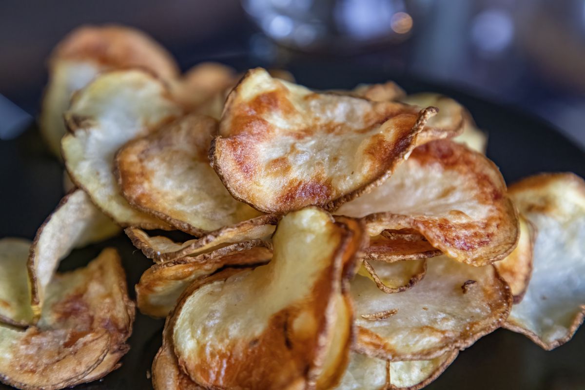 A pile of browned potato chips. 