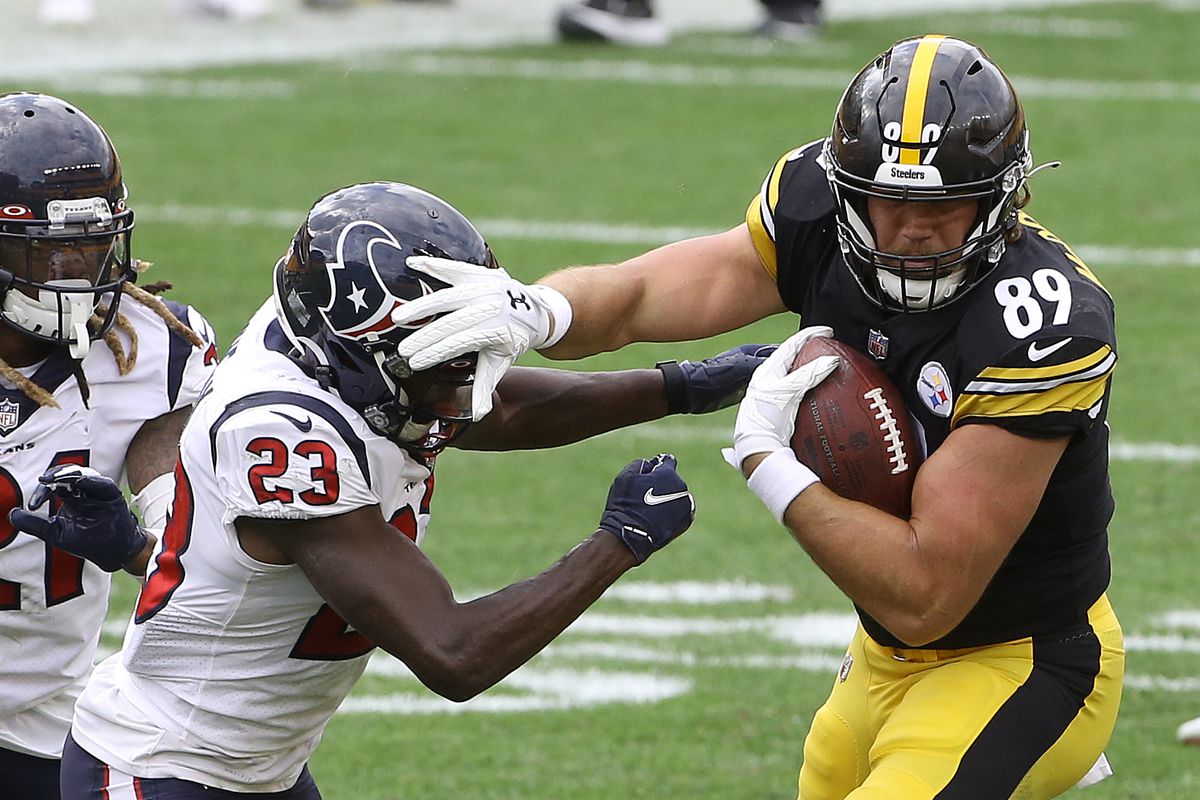 Pittsburgh Steelers tight end Vance McDonald stiff arms Houston Texans free safety Eric Murray (23) after a catch during the fourth quarter at Heinz Field.The Steelers won 28-21. Mandatory Credit: Charles LeClaire