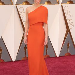 Presenter Olivia Munn wears a bright orange Stella McCartney dress. Photo: Todd Williamson/Getty Images
