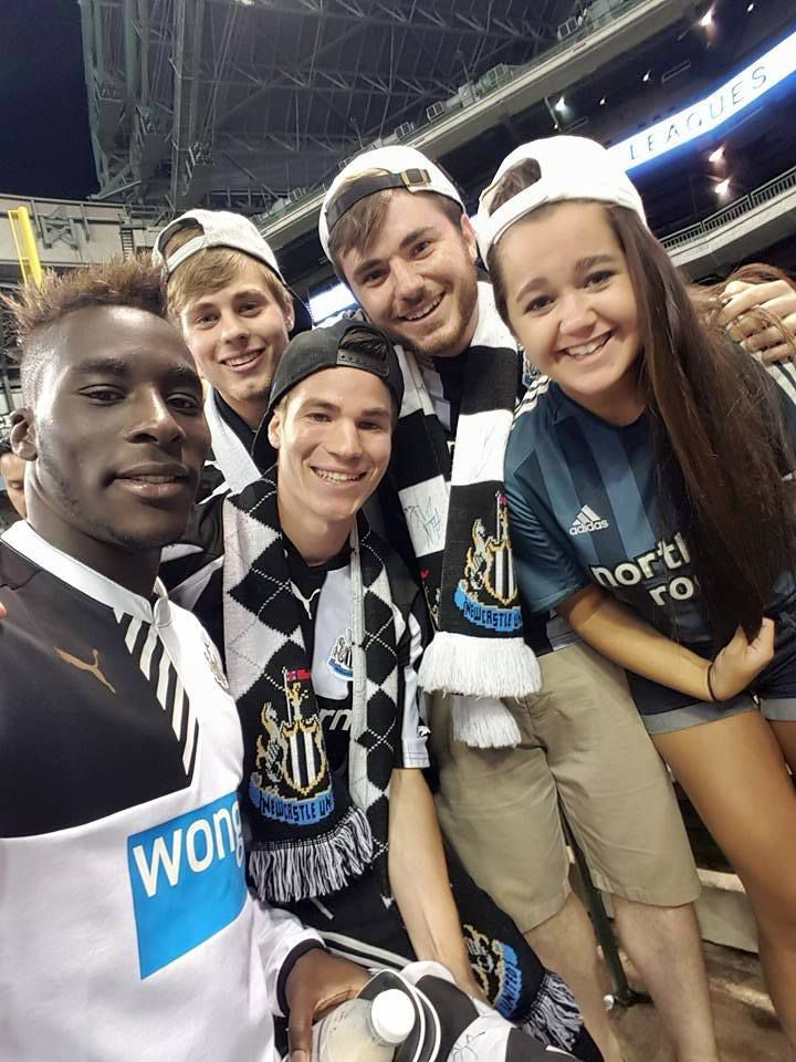 Massadio Haidara snapping selfies with Toon Army Chicago fans. Photo courtesy of Dan Niebergall
