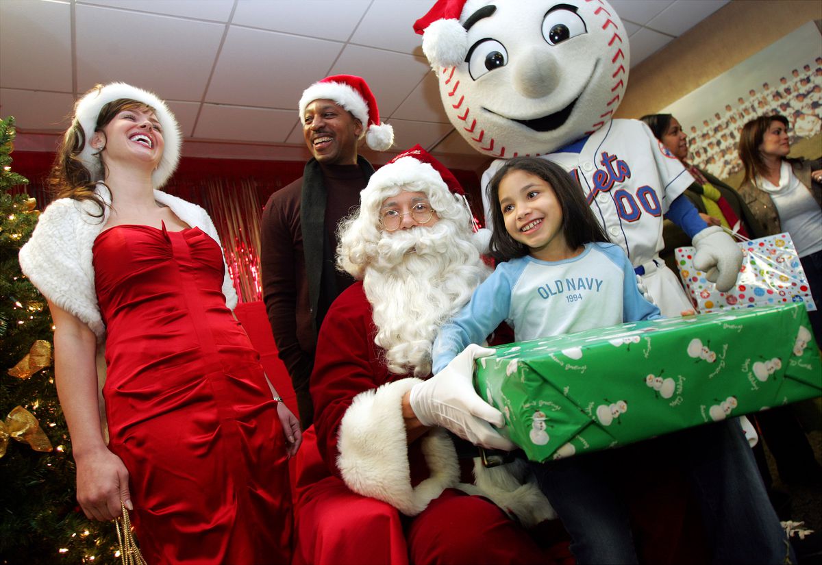 New York Mets’ pitcher Kris Benson plays Santa Claus for Sta