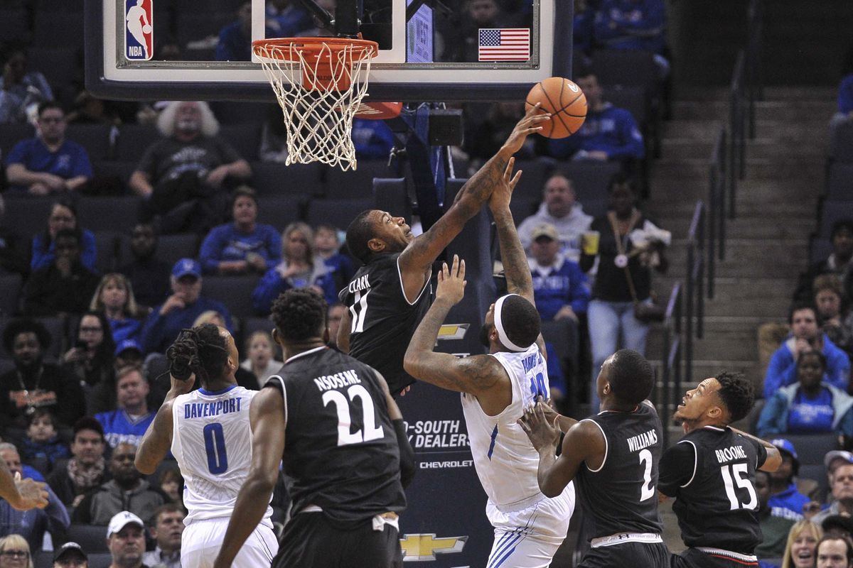 NCAA Basketball: Cincinnati at Memphis